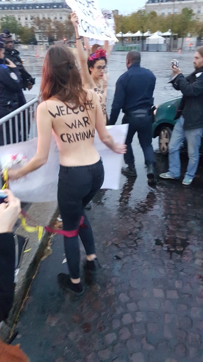 11-Novembre: sous l'Arc de Triomphe, des Femen dénoncent les "criminels de guerre"