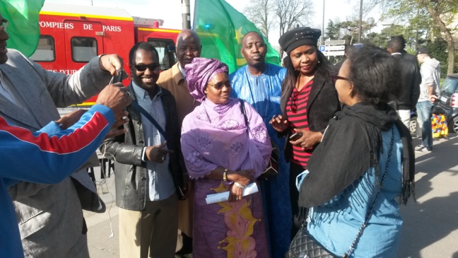 Mme Sawdatou Mamadou WANE, députée de l’AJD/MR au Sit- in devant l'ambassade de la Mauritanie à Paris