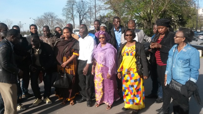 Mme Sawdatou Mamadou WANE, députée de l’AJD/MR au Sit- in devant l'ambassade de la Mauritanie à Paris