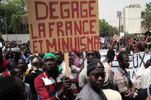 Des dizaines de milliers de Maliens manifestent contre le pouvoir et la France