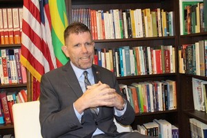 ÉCHANGES FRUCTUEUX ENTRE LE LEADER DE LA CVE, DR KANE HAMIDOU BABA ET L’AMBASSADEUR DES USA