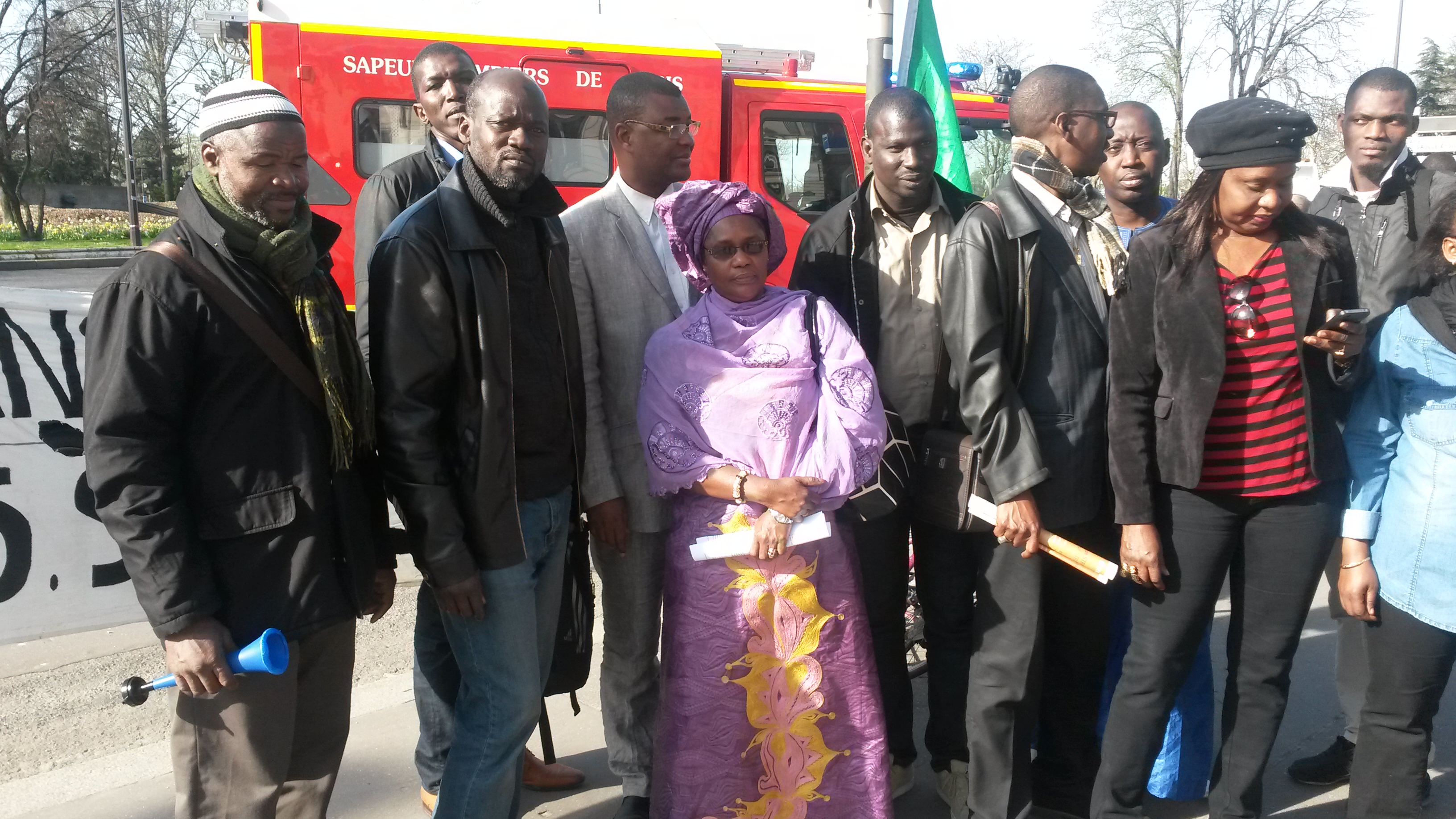 Mme Sawdatou Mamadou WANE, députée de l’AJD/MR au Sit- in devant l'ambassade de la Mauritanie à Paris