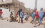 Nouakchott. Photo des deux policiers immobilisant un détenu : arrestation de l'auteur